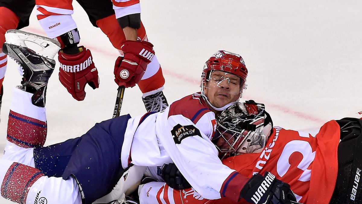 PAP / Jacek Bednarczyk / Na zdjęciu: Rafał Radziszewski (z prawej) i Juha-Pekka Haataja z IFK Helsinki podczas meczu grupy G Ligi Mistrzów