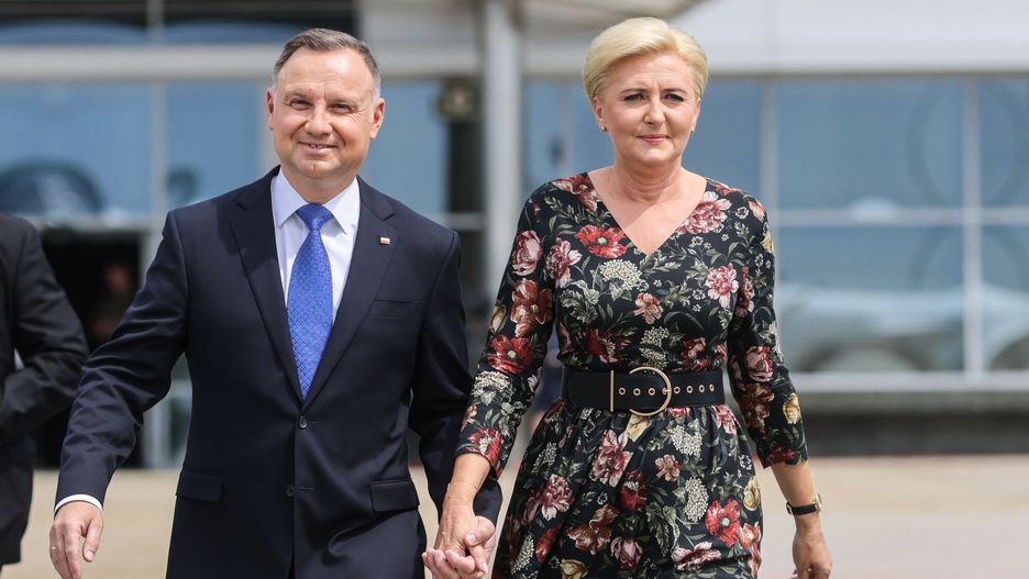 Wypowied? prezydenta Dudy przed wylotem na szczyt NATO
28.06.2022 Warszawa Wypowiedz prezydenta Andrzeja Dudy przed wylotem na szczyt NATO w Madrycie 
fot. Andrzej Iwanczuk/REPORTER
n/z: Andrzej Duda, Agata Kornhauser-Duda
Andrzej Iwanczuk/REPORTER