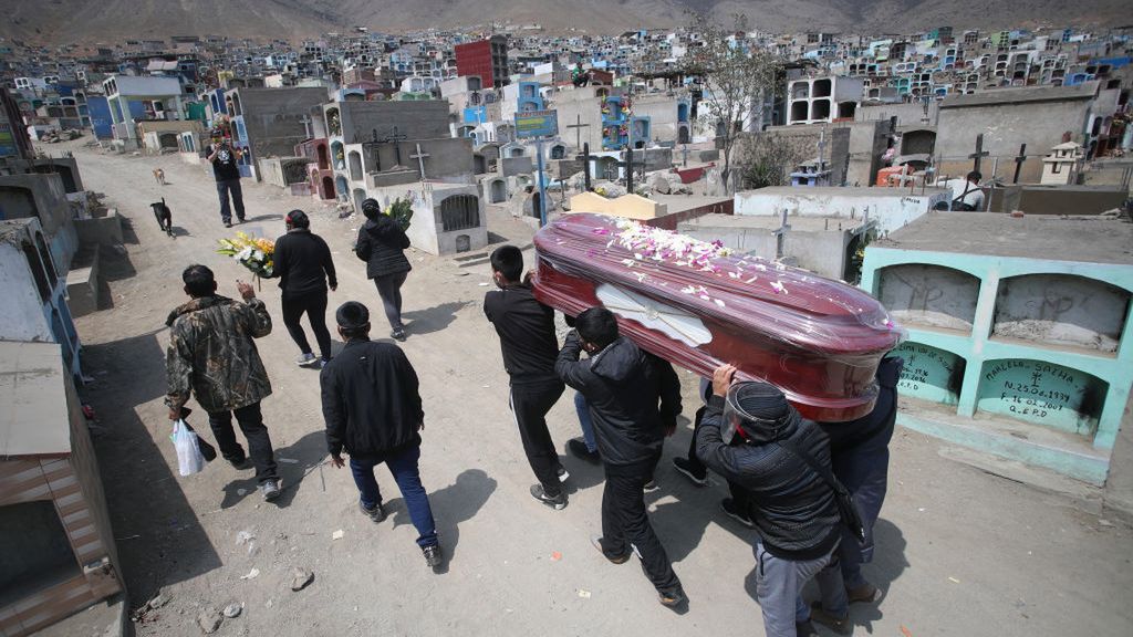 Zdjęcie okładkowe artykułu: Getty Images / Raul Sifuentes / Na zdjęciu: pogrzeb w Peru