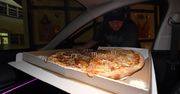 Znany youtuber zamówił największą pizzę w Polsce. Ledwo zmieściła się w samochodzie