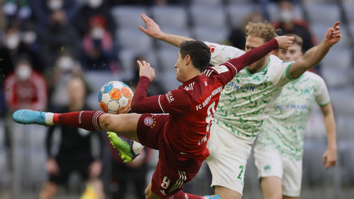 PAP/EPA / RONALD WITTEK / Na pierwszym planie zdjęcia: Robert Lewandowski