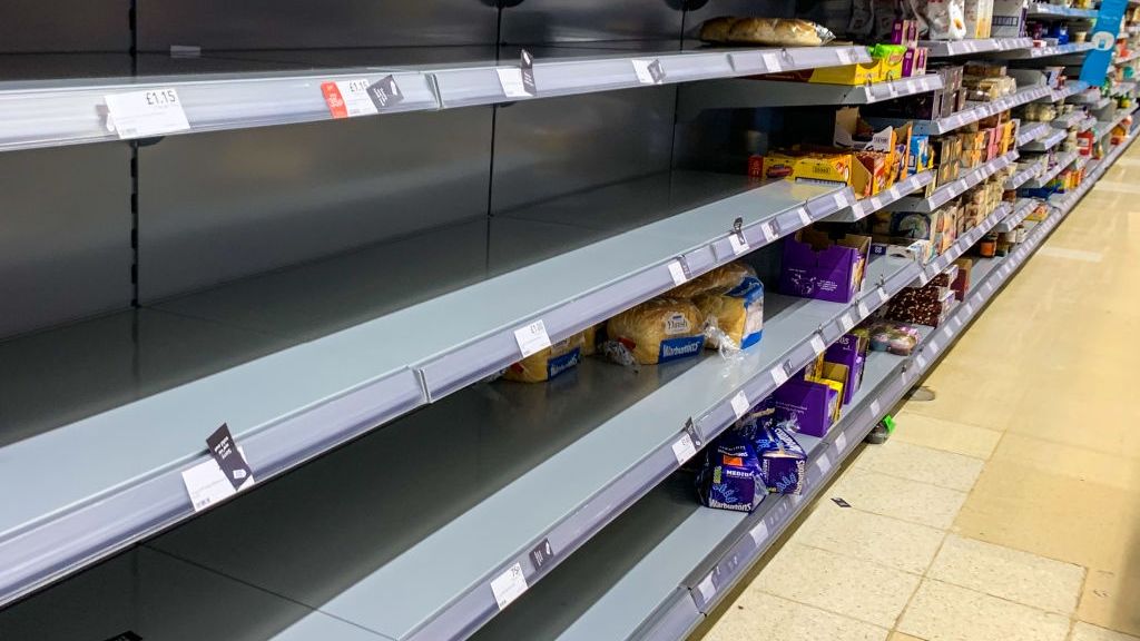 Puste półki w sklepach w Wielkiej Brytanii to coraz częstszy widok. Na zdjęciu supermarket w Londynie