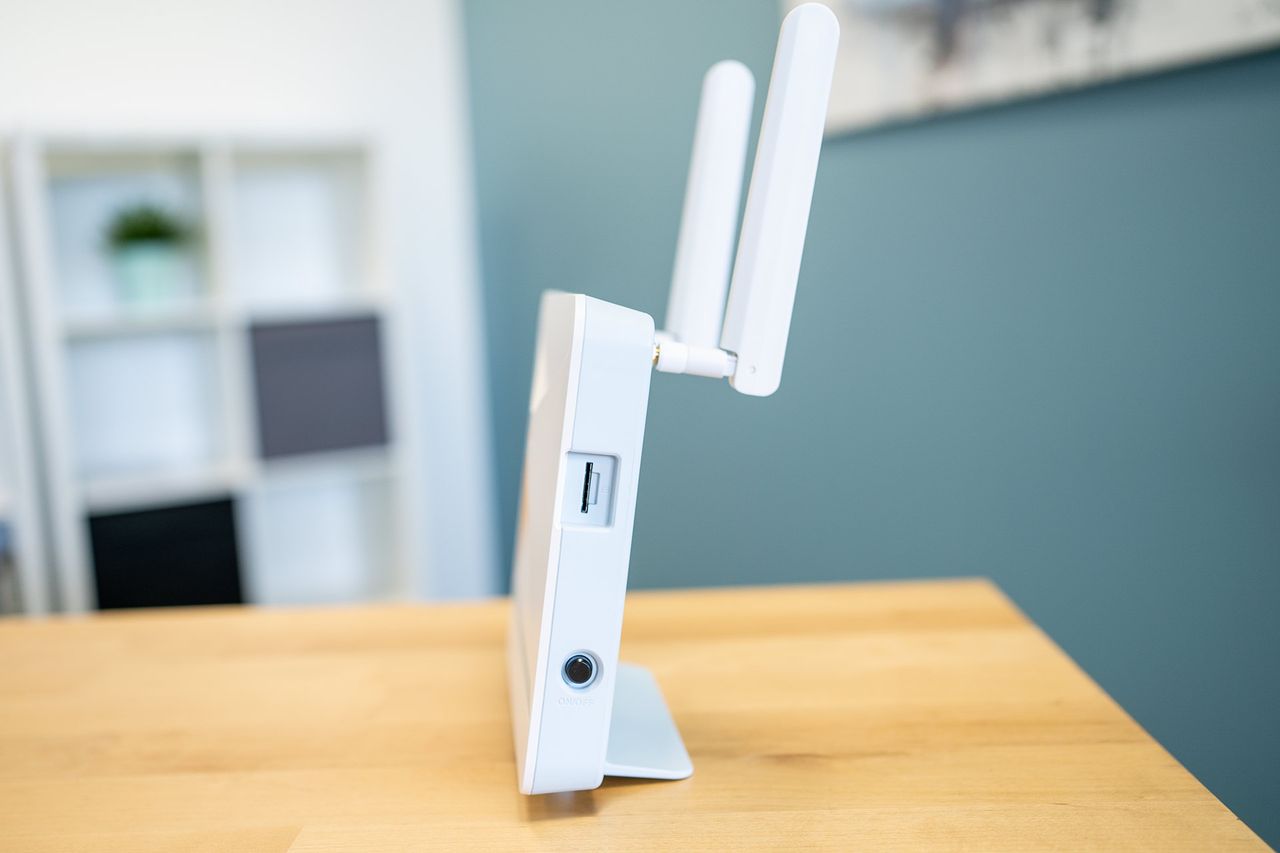 D-Link EAGEL PRO G416/EE -  z prawego boku