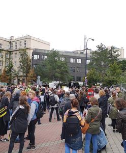 Zwolennicy zakazu aborcji zawiedzeni PiS, feministki atakują Godek. Byliśmy przed Sejmem