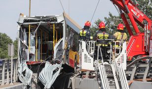 Warszawa. Autobus wypadł z wiaduktu. Obrońca kierowcy wystosował apel po tragedii