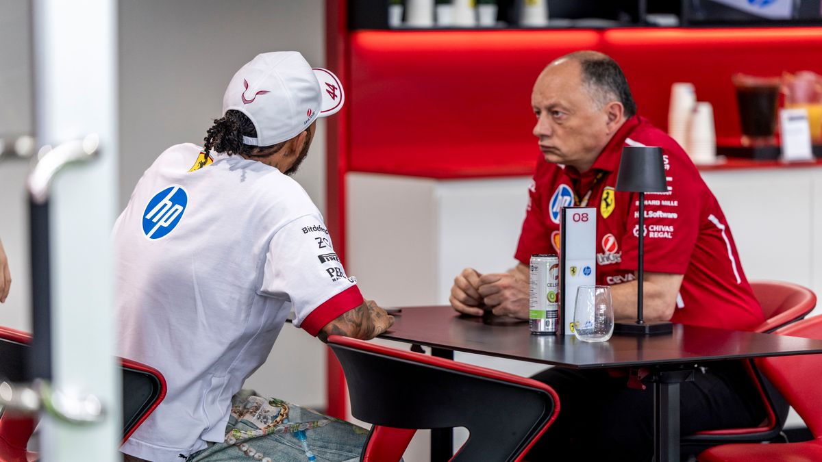 PAP/EPA / SHAWN THEW / Na zdjęciu: Lewis Hamilton (tyłem) i Frederic Vasseur