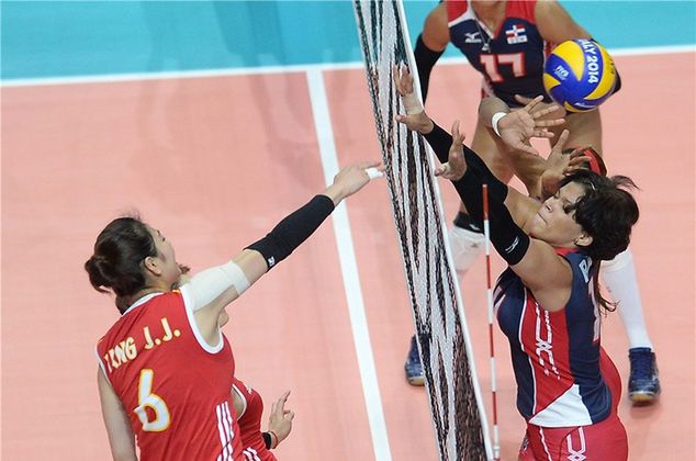 Atak z obiegnięcia w wykonaniu chińskiej środkowej (fot. fivb.org)