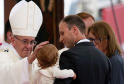 Franciszek podczas spotkań z wiernymi chętnie błogosławi dzieci