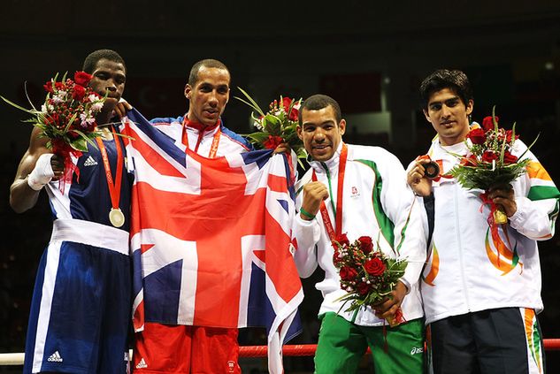 Medaliści turnieju olimpijskiego w Pekinie w wadze średniej. Darren Sutherland - drugi z prawej. Fot. Nick Laham/Getty Images