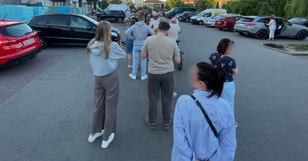 Było tuż przed 20:00. Podjechał biały bus. Ludzie aż się rzucili