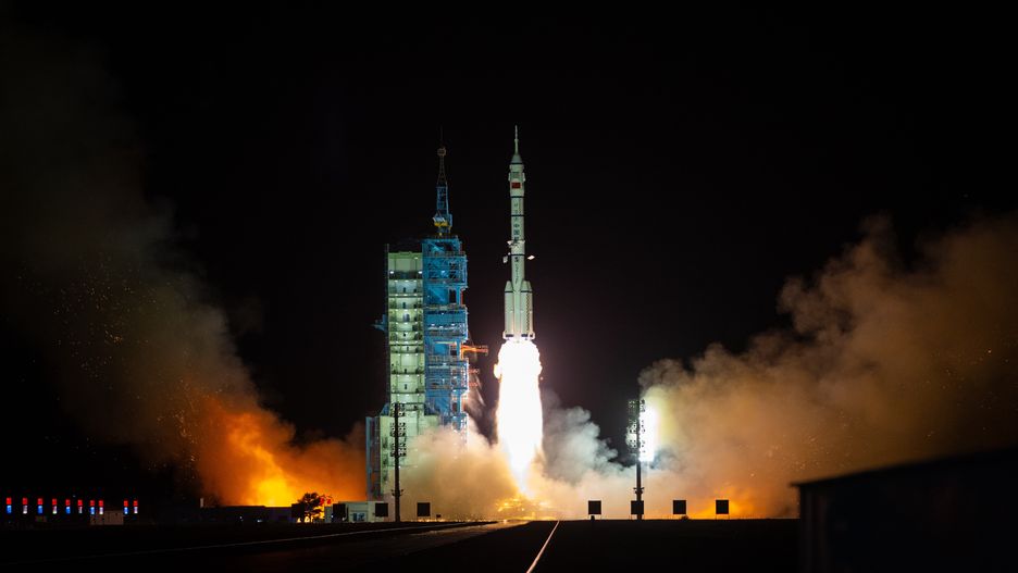epaselect epa11691277 The Shenzhou-19 Manned Spacecraft launches near Jiuquan, Gansu Province, China, 30 October 2024. It is China?s Manned Space Program?s 33rd spaceflight mission. The Long March 2F carrier rocket and Shenzhou-19 Manned Spacecraft launched at 4:27 am, Beijing time. EPA/JESSICA LEE Dostawca: PAP/EPA.
