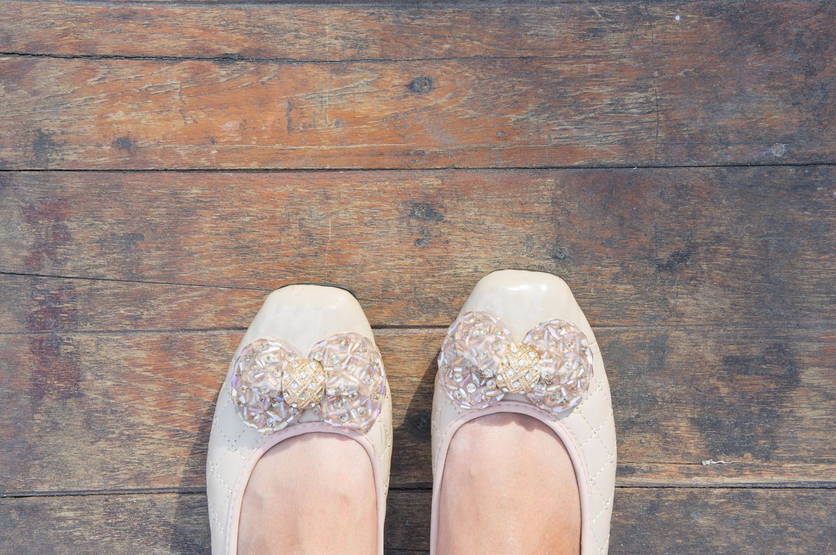 Styl vintage - pewna siebie kobieta nosi ciekawe buty