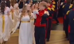 2 mln wyświetleń. Tak zatańczyli poloneza. Hit sieci