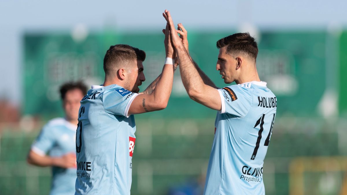 PAP / Jakub Kaczmarczyk / Zawodnicy Piasta Gliwice Michał Chrapek (L) i Jakub Holubek (P)