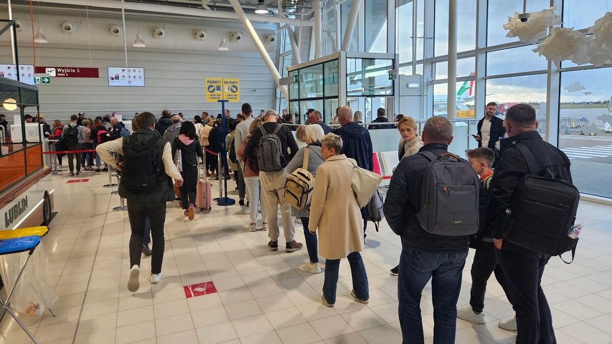 Pasażerowie oczekujący na samolot w Porcie Lotniczym Lublin