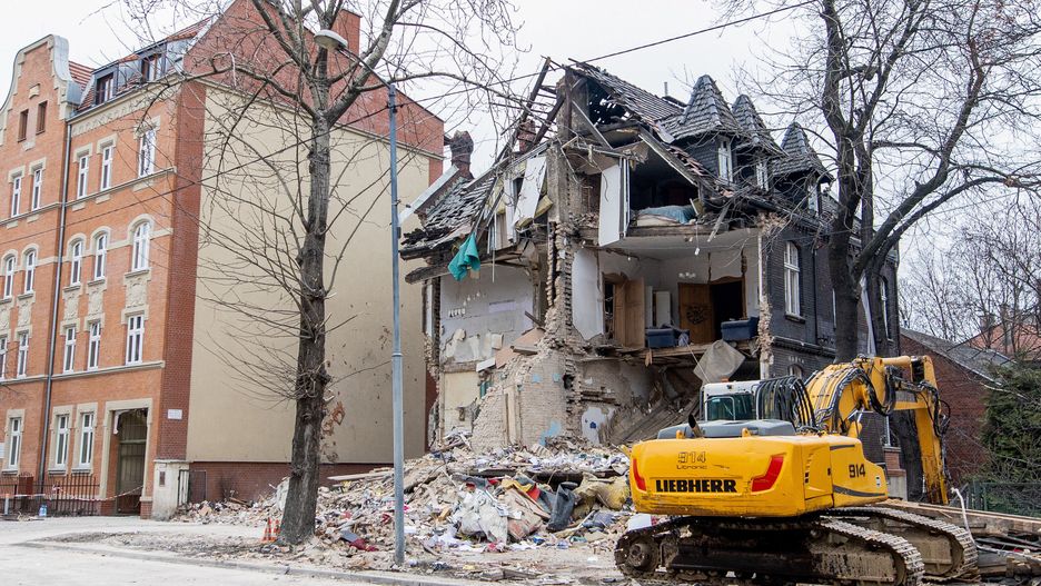 Katowice, 28.01.2023. Prace na miejscu wybuchu gazu w trzypiętrowej kamienicy w Katowicach-Szopienicach, 28 bm. Prokuratura Okręgowa w Katowicach wyjaśnia przyczyny wybuchu i zawalenia się budynku plebanii kościoła ewangelicko-augsburskiego, do których doszło 27 bm. W katastrofie zginęły dwie osoby zginęły, siedem uratowano. (mr) PAP/Michał Meissner