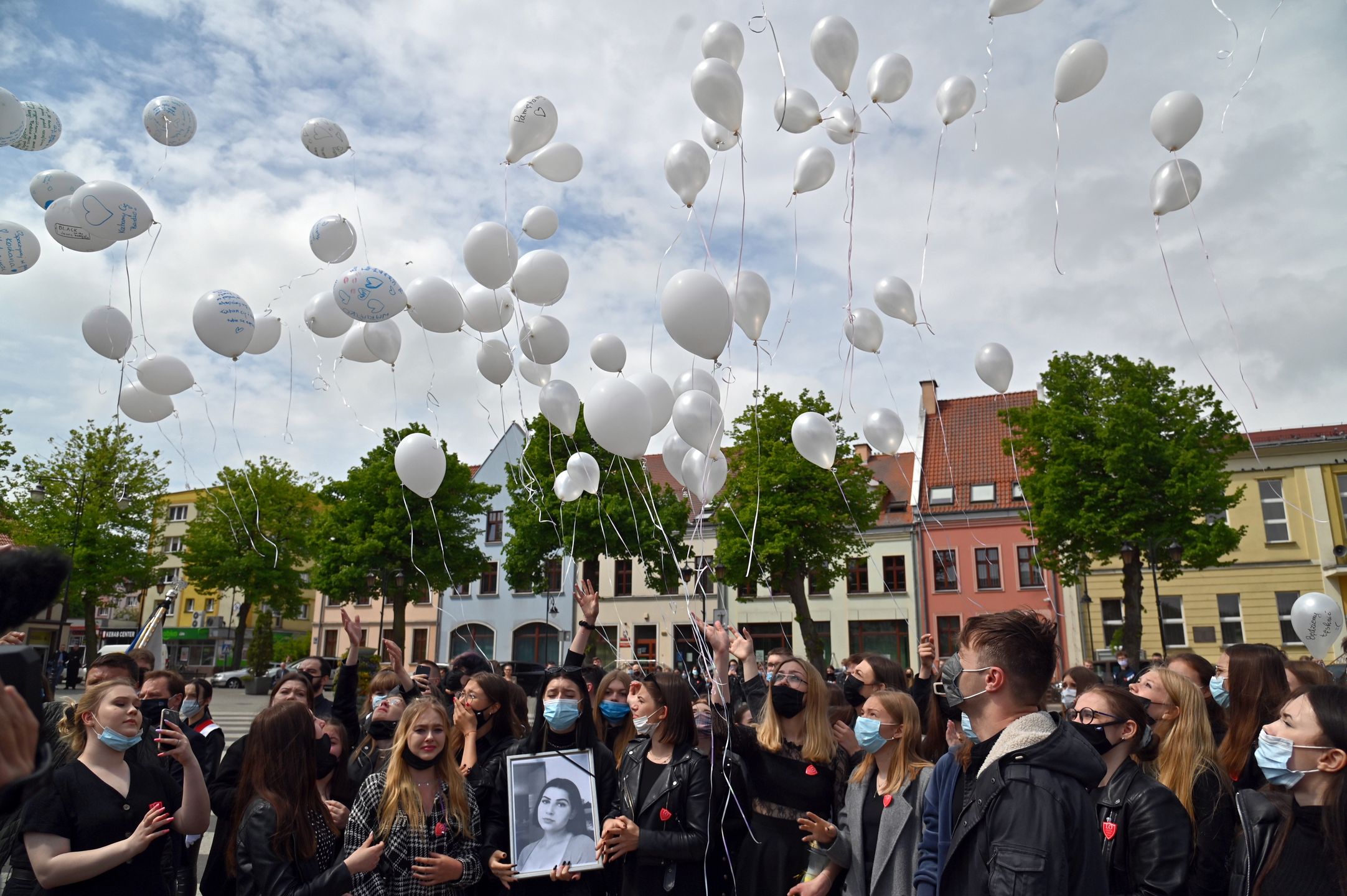 Gryfice, 01.06.2021. Uczniowie Liceum Ogólnokształcącego z Oddziałami Dwujęzycznymi im. Bolesława Chrobrego w Gryficach podczas Marszu przeciwko przemocy na ulicach Gryfic, 1 bm. Licealiści w ten sposób chcą upamiętnić zamordowaną 18-letnią Magdę, której ciało, po trwających tydzień poszukiwaniach, znaleziono 31 maja. Zarzut zabójstwa usłyszał ok. 30-letni mężczyzna, który przyznał się do winy.  (jm) PAP/Marcin Bielecki