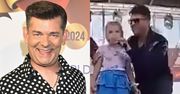 Zenek Martyniuk zaśpiewał na scenie razem z wnuczką! Nagraniem pochwaliła się jego żona. "Piękna gwiazda rośnie"