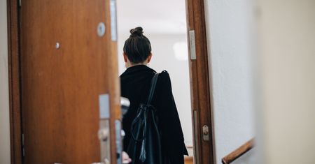 Masz taki znak przy drzwiach? Usuń go, zanim będzie za późno