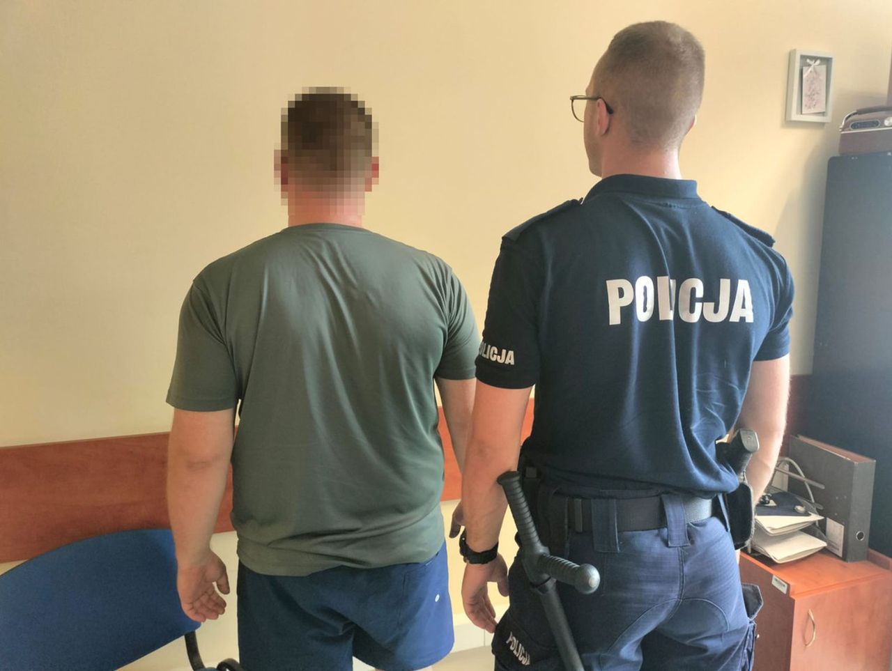 Legionowo: Brutalne pobicie mężczyzny na ulicy. Dostał łopatą w głowę, a potem dwaj napastnicy bili go i kopali