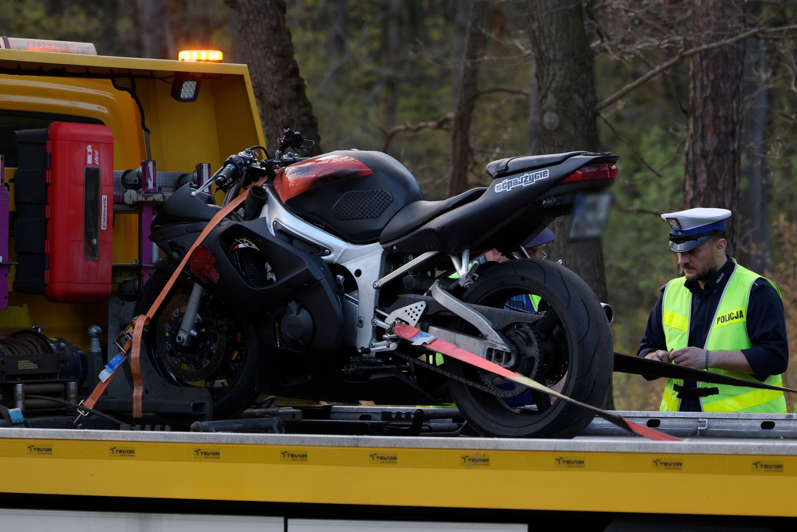 Tragiczny wypadek w stolicy. Motocyklista nie żyje