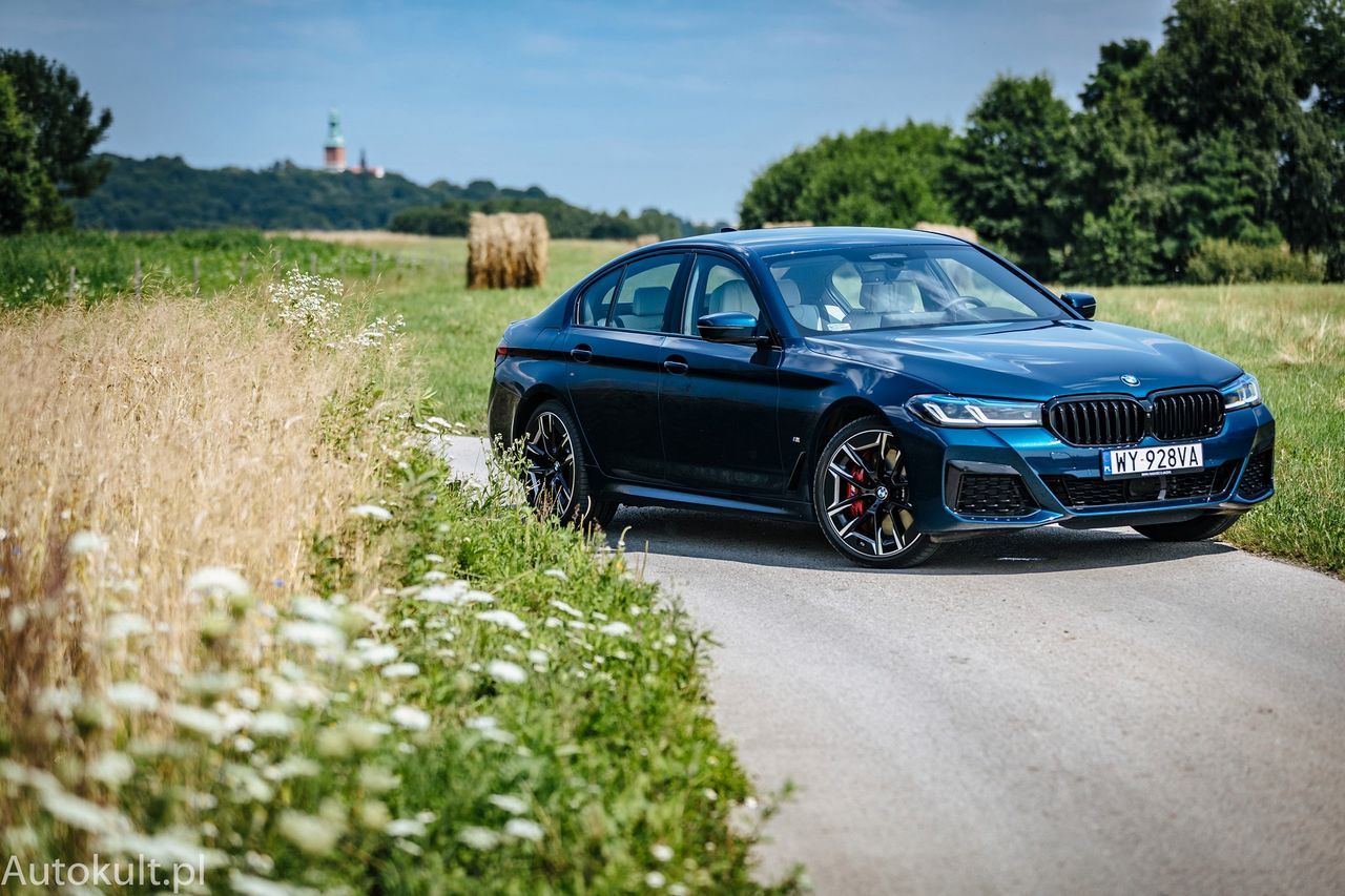 Test: BMW 545e to rzędowa szóstka pod przykrywką. Tak plug-iny mogą uratować duże silniki