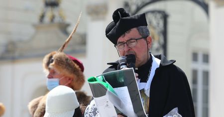 Skandaliczne słowa Piotra Natanka. Porównał dzieci do zwierząt. Teraz może stanąć przed sądem