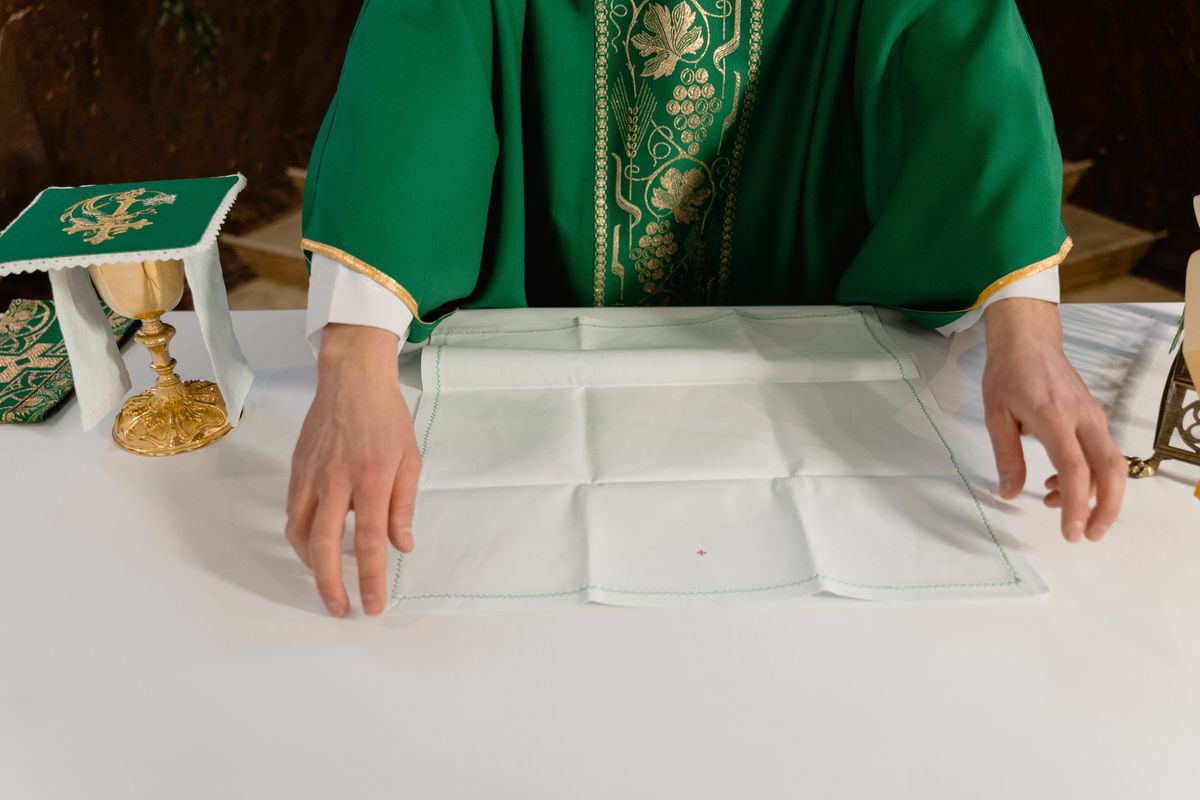 Ksiądz katolicki podczas sprawowania Eucharystii. Zdjęcie ilustracyjne 