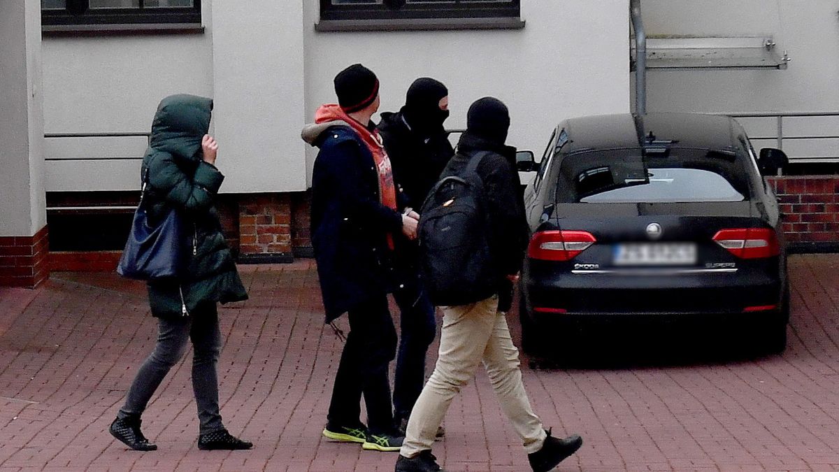 Szczecin, 06.12.2018. Doprowadzenie do Prokuratury Regionalnej w Szczecinie jednego z byłych wysokich urzędników KNF