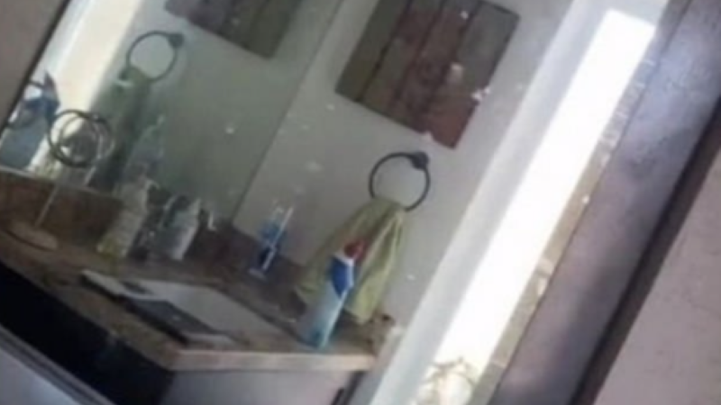 Uwagę rodziny zwróciło przymocowane do ściany lustro