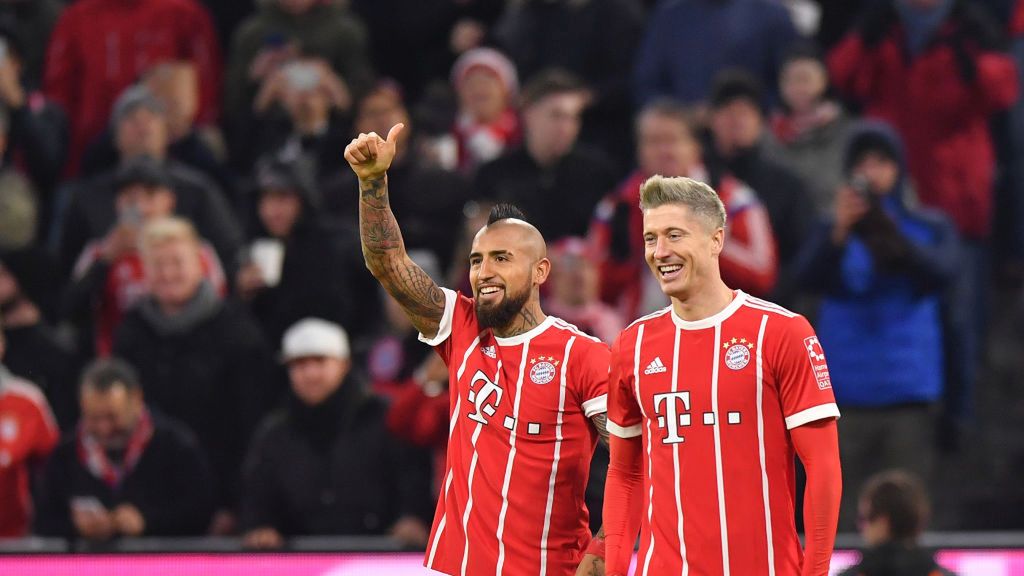 Getty Images / Sebastian Widmann/Bongarts / Na zdjęciu: Arturo Vidal (z lewej), Robert Lewandowski (z prawej)
