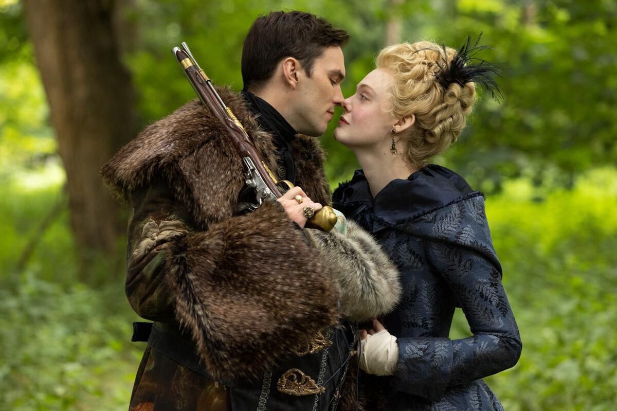 Nicholas Hoult i Elle Fanning jako serialowi Piotr i Katarzyna, najbardziej popaprane małżeństwo, jakie zna telewizja 