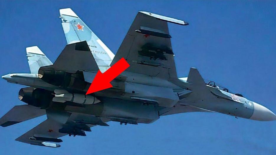 Rosyjski Su-30SM z symulatorem bomby jądrowej IAB-500