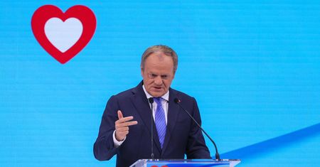 "Coś się staruszkowi pomyliło". Tusk wprost o "wrogu" Kaczyńskiego