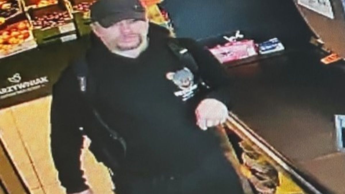 Kradzieże w Biedronce. Mężczyzna został uchwycony przez kamery.