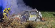 Osowno: Pijany 19-latek stracił panowanie nad golfem i dachował. Po wypadku auto stanęło w ogniu
