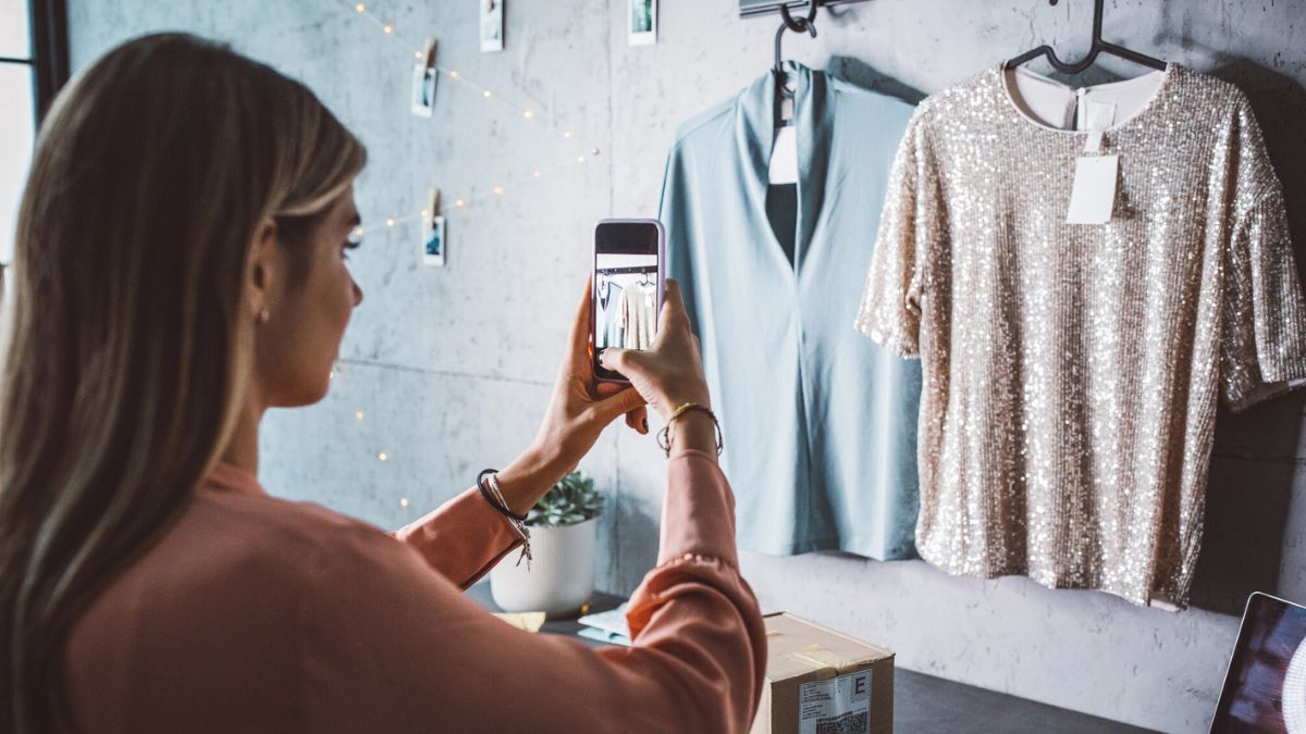 Kobieta robi zdjęcia ubrań do sprzedania.
