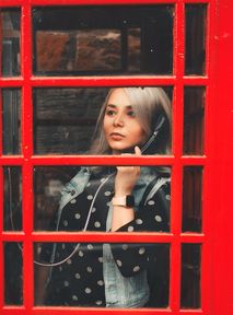Telefon na abonament, czy raty w sklepie + telefon na kartę? Nie zgadniecie, co się bardziej opłaca 📱