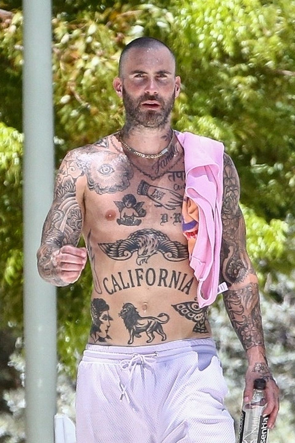 Adam Levine bez koszulki paraduje po Miami