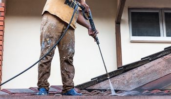Czyszczenie dachu. Wiele osób popełnia te błędy