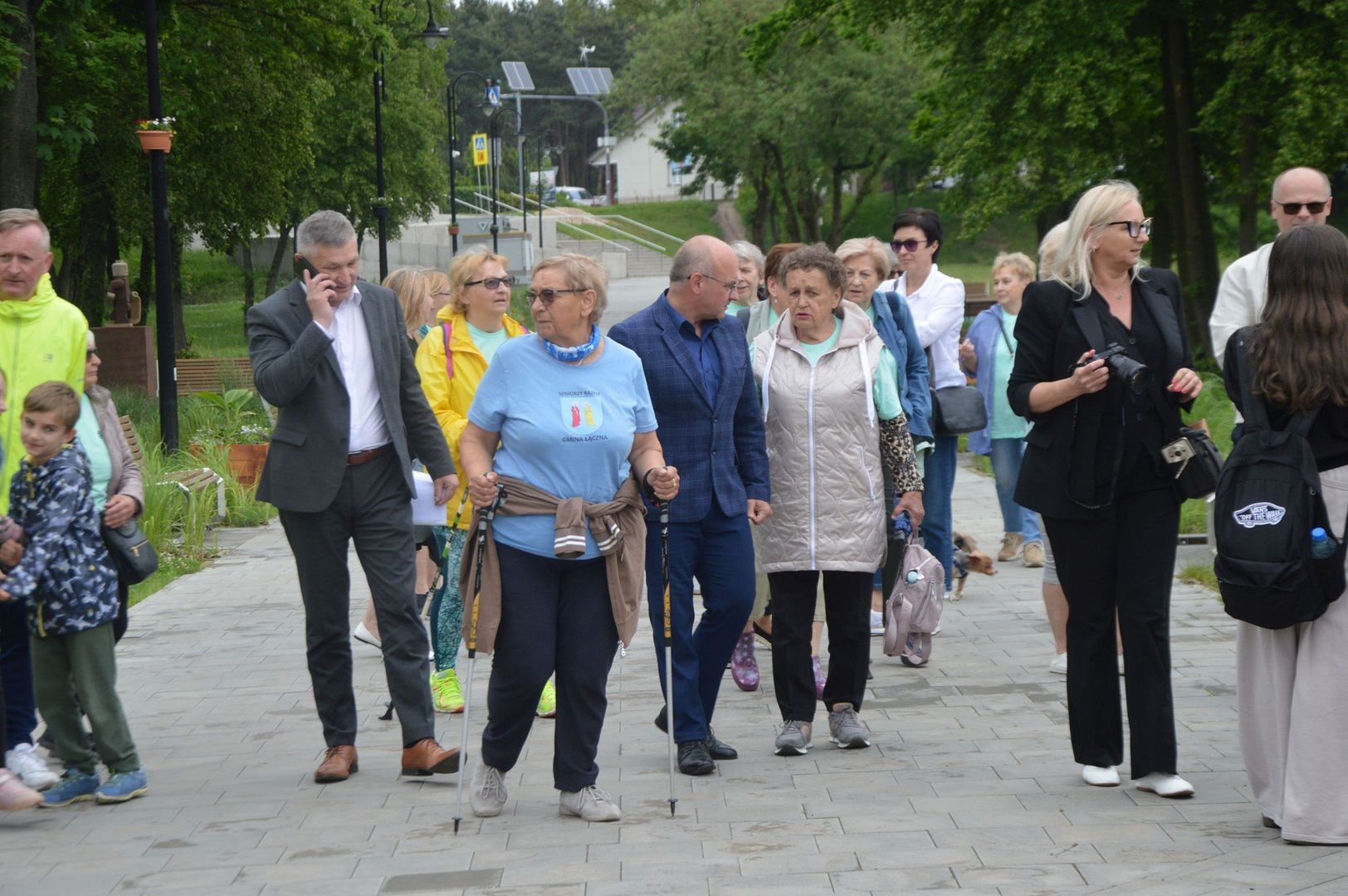 W Pokoleniowym Spacerze w Suchedniowie uczestniczyła młodzież ze Szkoły Podstawowej w Ostojowie i seniorzy z całego powiatu skarżyskiego.