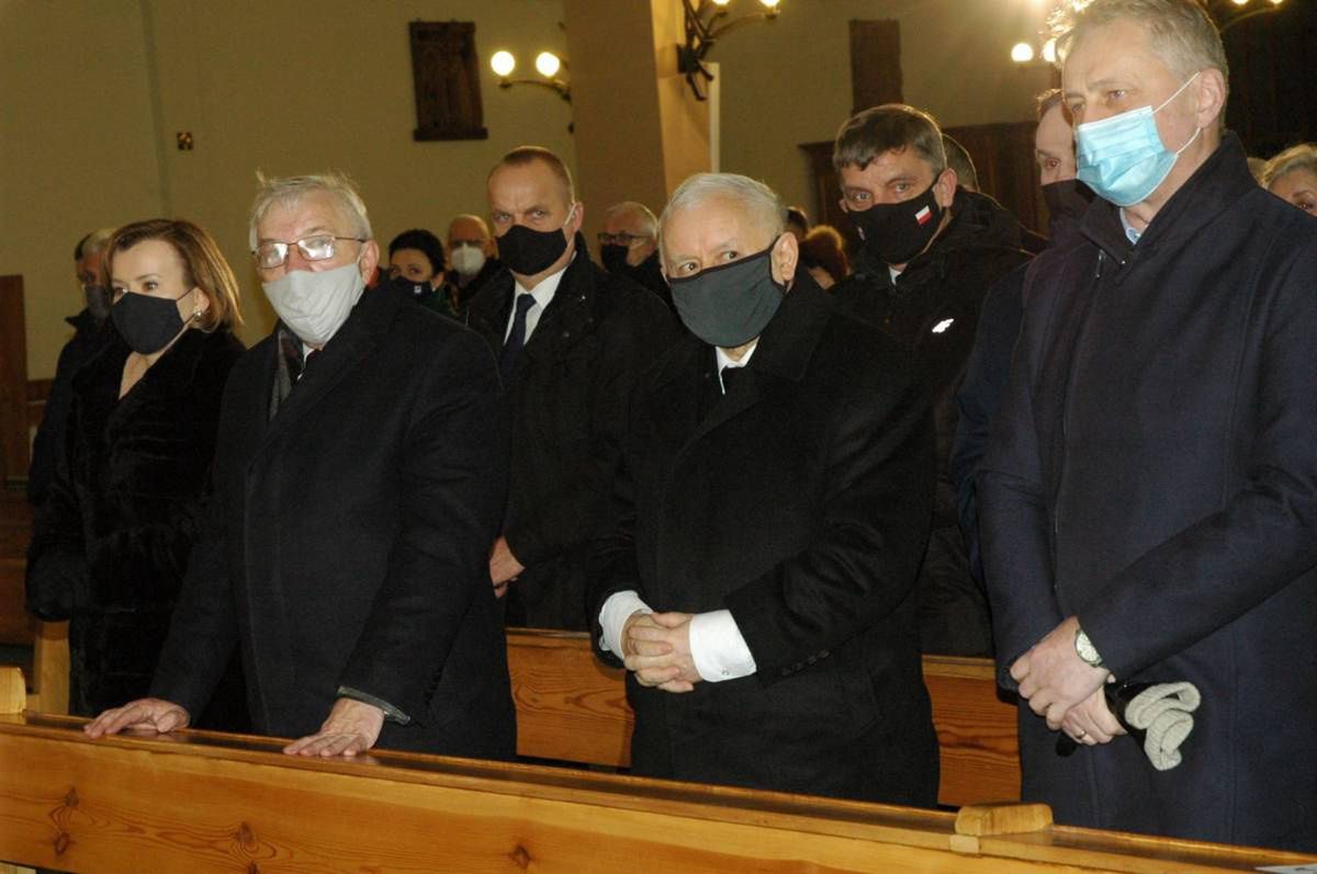 Na mszy świętej obok prezesa PiS stali politycy jego partii