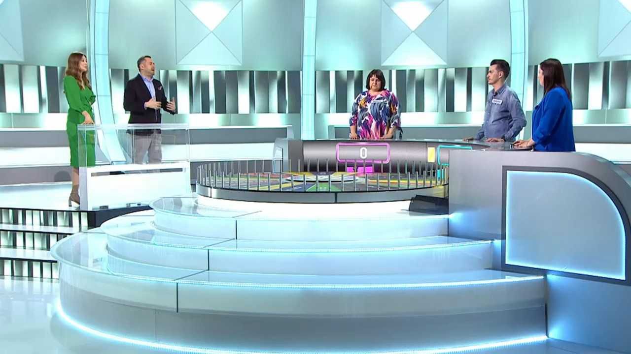 Norbi gratuluje uczestnikowi "Koła fortuny" utraty wagi w obecności korpulentnej uczestniczki