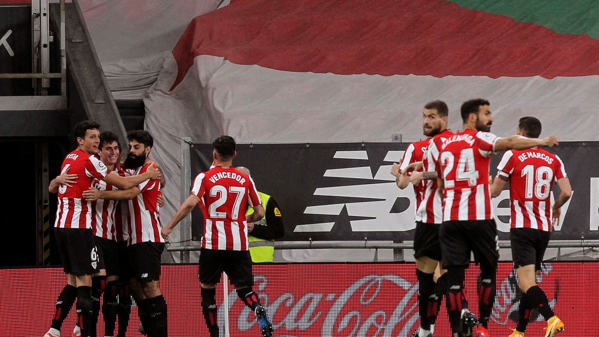 PAP/EPA / Miguel Toaa / Na zdjęciu: radość piłkarzy Athletic Bilbao