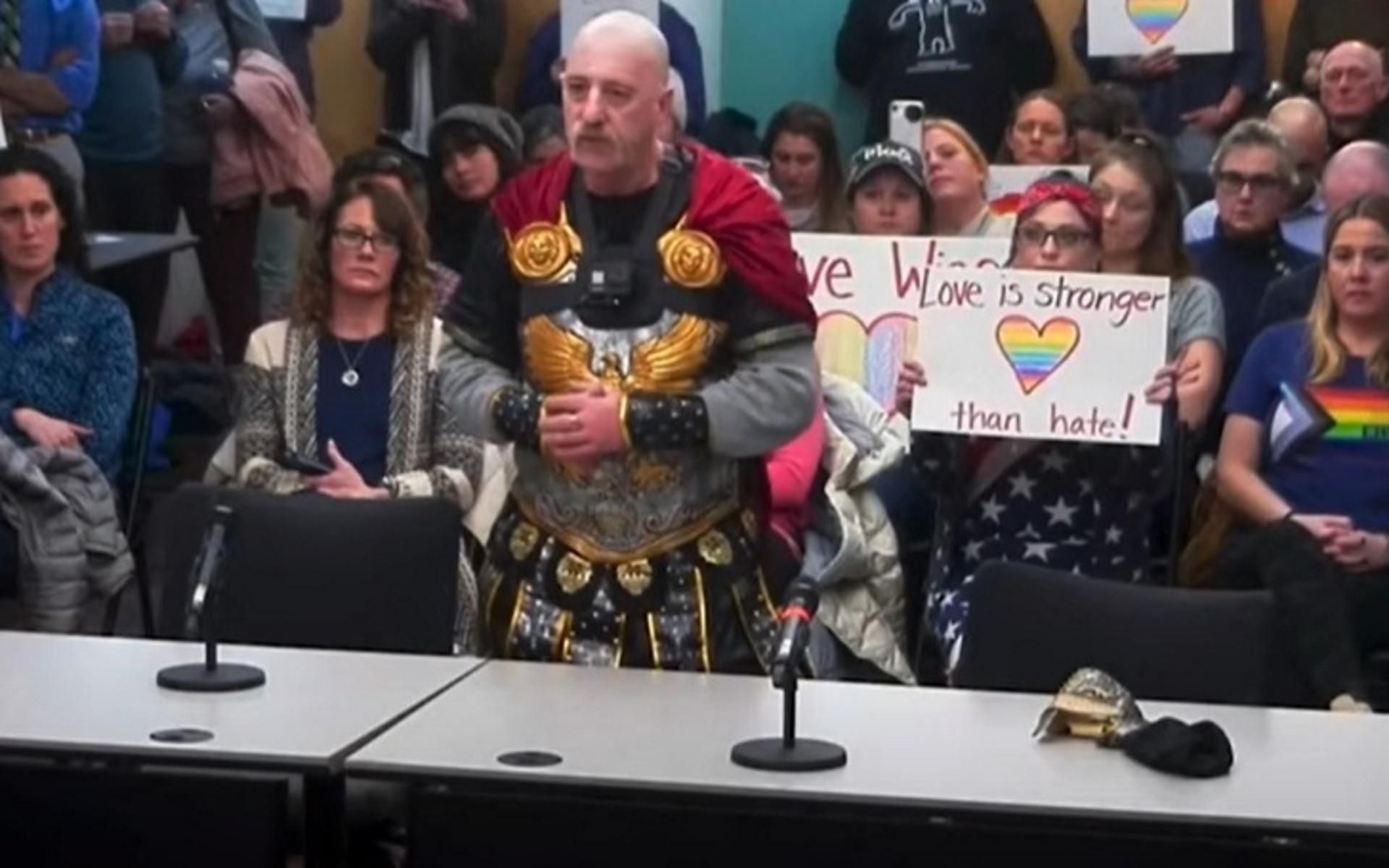 Ojciec ucznia przebrał się za Cezara