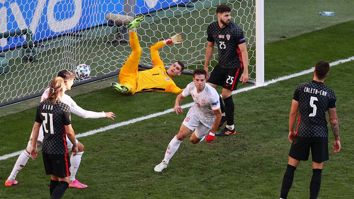 PAP/EPA / Wolfgang Rattay / Na zdjęciu: Cesar Azpilicueta (w środku) celebruje gola w meczu przeciwko reprezentacji Chorwacji