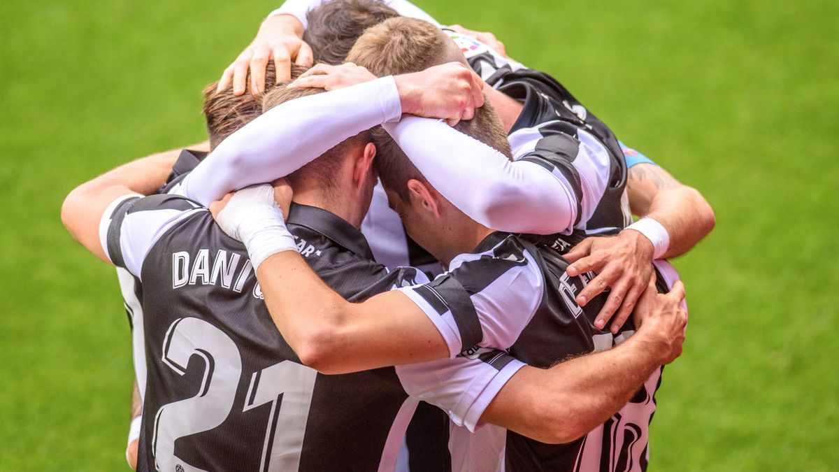 PAP/EPA / Javier Zorrilla / Na zdjęciu: piłkarze Levante UD cieszą się z gola
