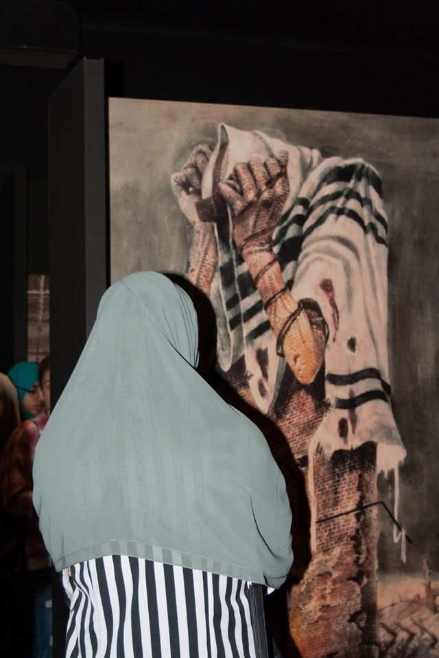 jedna z uczennic w muzeum wiezienia Pawiak