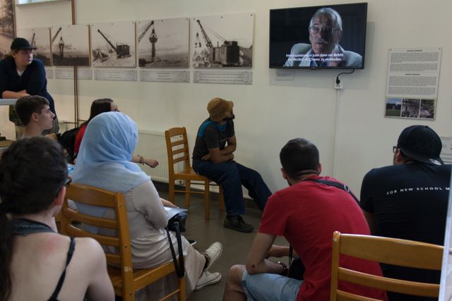 uczniowie w muzeum w Treblince