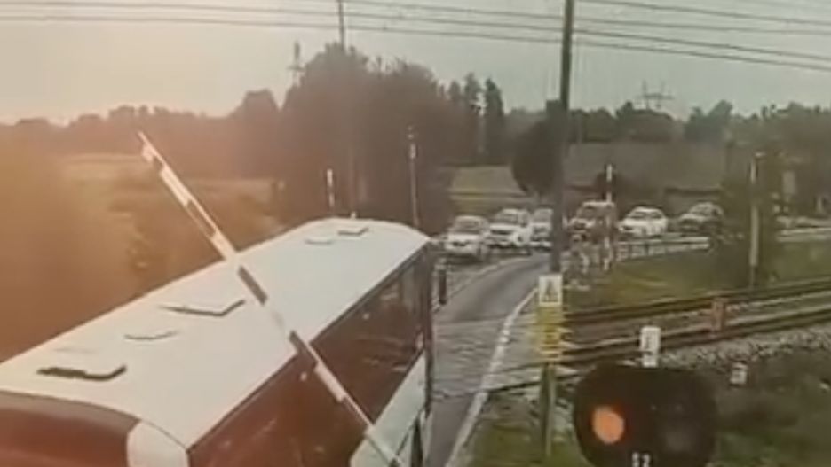 Autobus szkolny utknął na przejeździe kolejowym